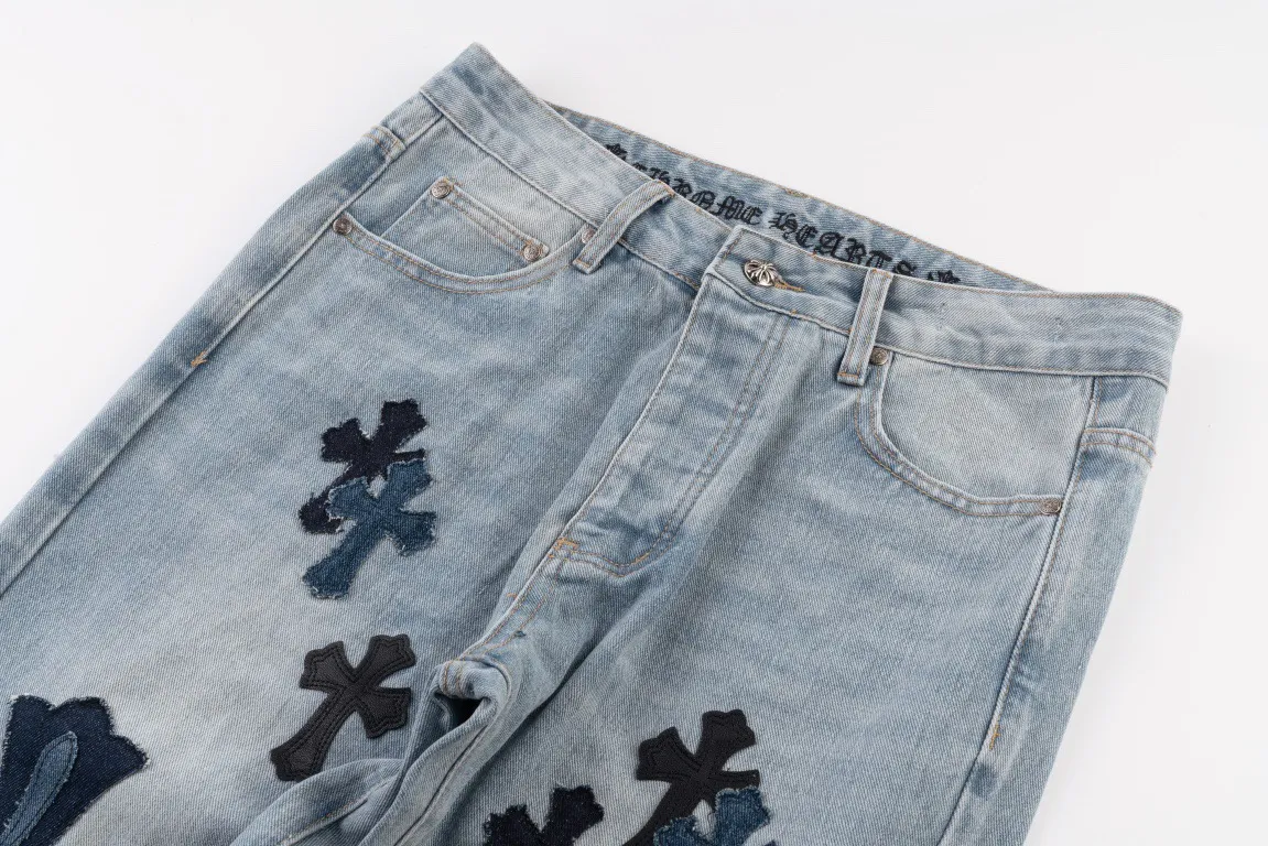 P290 Evergreen model, top version] Chrome Hearts blue jeans, multi-leather label work jeans, ch jeans, all need to be washed before being dismantled and then hand-stitched with sheepskin cross leather and then spliced ​​together. The whole piece has too many craftsmanship to describe. The cabinet price is 12W+ level, patchwork cross flower embellishment, high-waisted washed jeans! ! Absolutely high-end luxury products, 6W+ level god-level items, super popular products, made with top heavy industry, a magic weapon that cannot be missed. About Kroxin This is an extremely luxurious fashion brand, which can also be called the aristocrats of the high street. It has always been an exclusive brand for some hipsters or rich second generation. Compared with ordinary high streets, it is more luxurious and noble. Compared with luxury brands, it has a more fashionable personality and has always been a brand that I have a special liking for. Style number: 1565# Color: blue Size: 28 30 32 34 36
